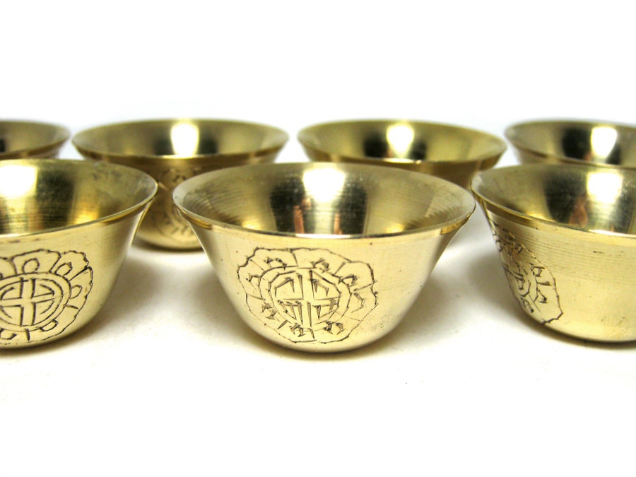 Чаши для подношений из желтого металла с чеканкой (набор из 7 шт.)