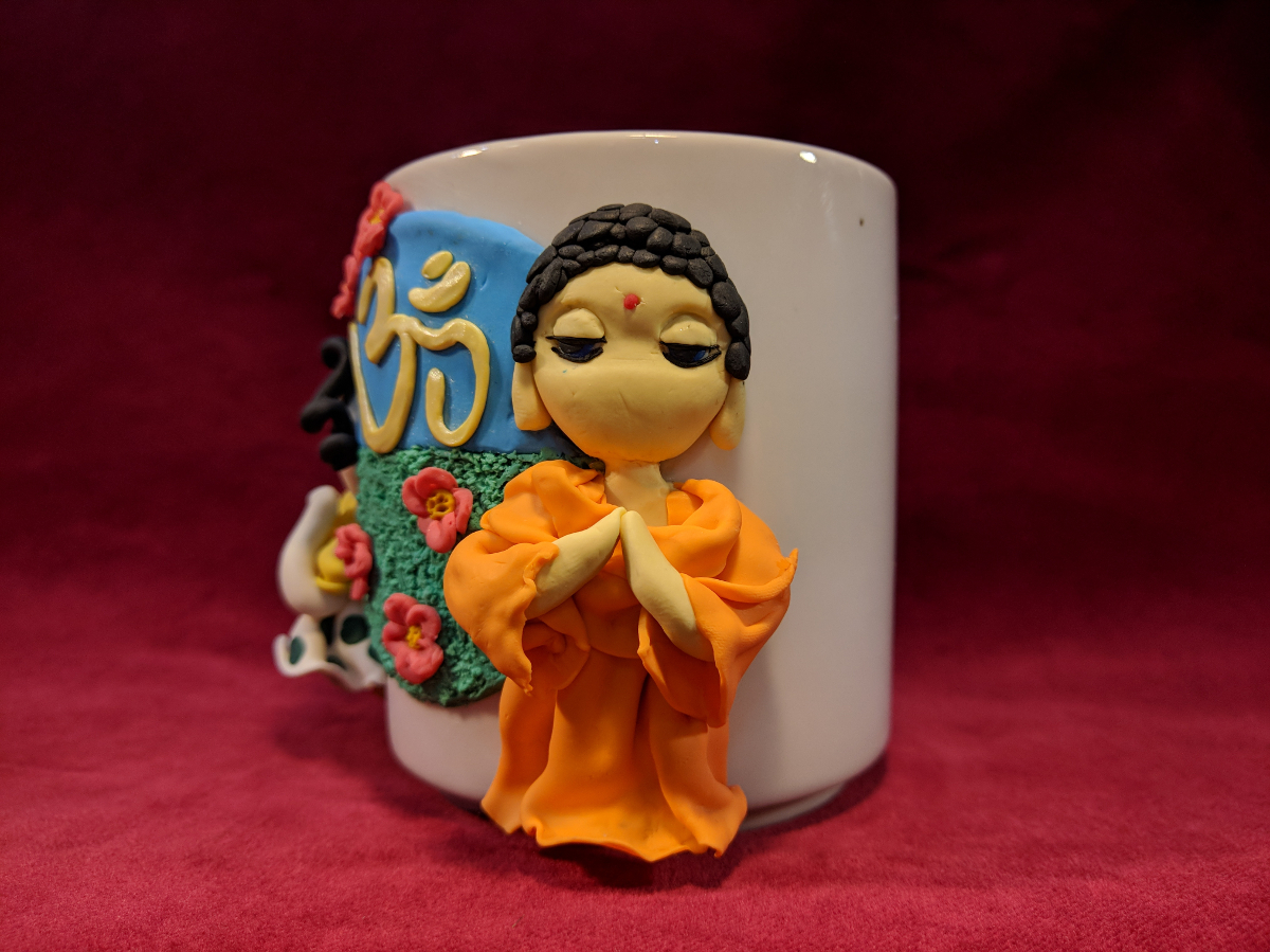 Сувенирная кружка "Будда и мирянка" (в желто-белом платье в горошек)