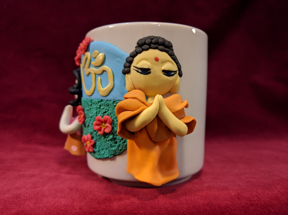 Сувенирная кружка "Будда и мирянка" (в розово-коричневом платье в горошек)