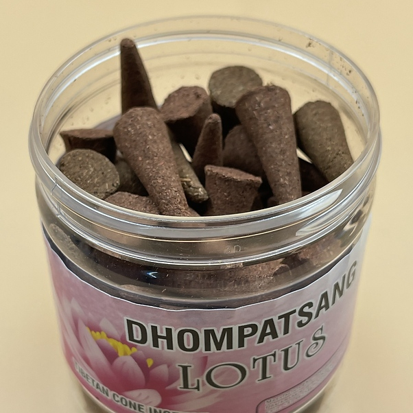 Благовоние конусное Dhompatsang Tibetan Lotus Incense, 70 конусов по 3 см