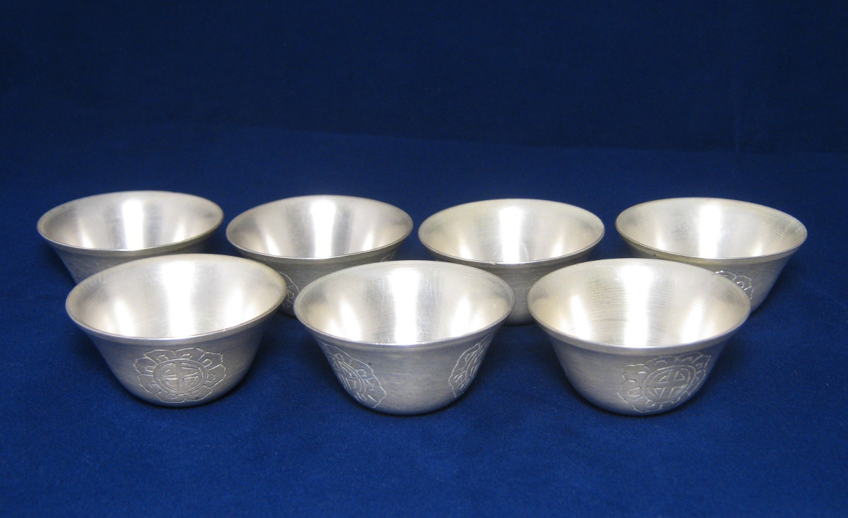 Чаши для подношений из белого металла с чеканкой (набор из 7 шт.) (discounted)