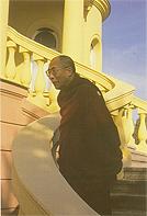 Купить Далай-лама XIV (идет по лестнице) в интернет-магазине Dharma.ru