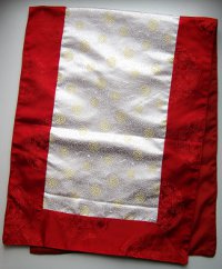 Купить Алтарное покрывало (белое с красной окантовкой), 39 x 106 см в интернет-магазине Dharma.ru