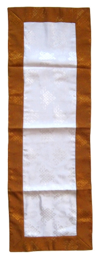 Купить Алтарное покрывало (белое с коричневой окантовкой), ~37 x 111 см в интернет-магазине Dharma.ru