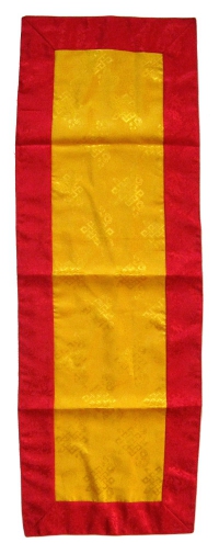 Купить Алтарное покрывало (желтое с красной окантовкой), 38 x 109 см в интернет-магазине Dharma.ru