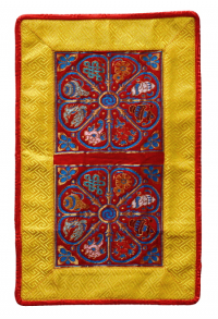Купить Алтарное покрывало (красно-желтое с Восемью Драгоценными Символами), ~21 x 34 см в интернет-магазине Dharma.ru