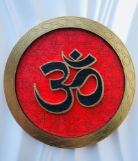 Купить Декоративная тарелка ОМ (красная, диаметр 13 см) в интернет-магазине Dharma.ru