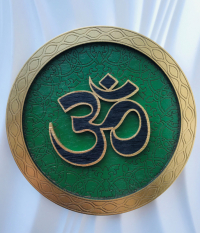 Купить Декоративная тарелка ОМ (зеленая, диаметр 13 см) в интернет-магазине Dharma.ru