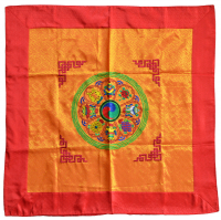 Купить Алтарное покрывало с Аштамангалой, оранжевое с красной окантовкой (зеленый круг), 92 x 92 см в интернет-магазине Dharma.ru