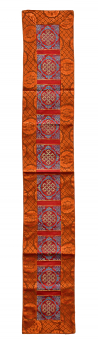 Купить Алтарное покрывало узкое, 21 x 138 см, с вышитыми Бесконечными узлами, красное с оранжевой окантовкой в интернет-магазине Dharma.ru