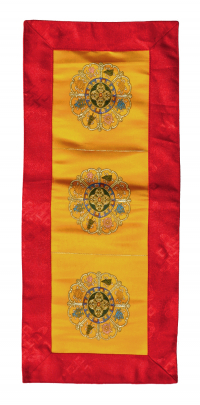 Купить Алтарное покрывало, желтое с красной окантовкой, 22,5 х 52 см в интернет-магазине Dharma.ru