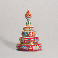 Купить Набор для подношения мандалы с Восемью Драгоценными Символами (красный, 12,9 см) в интернет-магазине Dharma.ru
